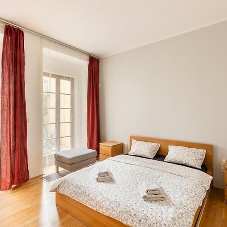 City Centre Garden Apartment With Parking Prága Kültér fotó