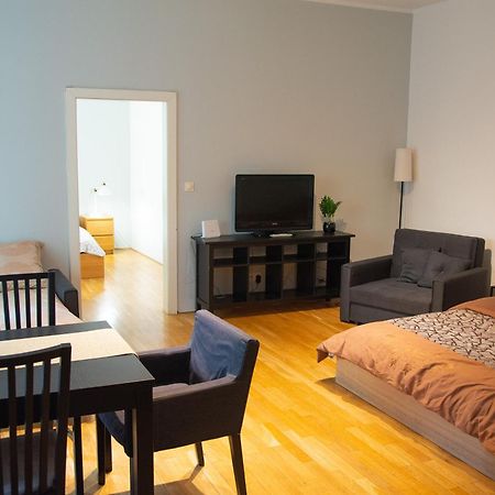City Centre Garden Apartment With Parking Prága Kültér fotó